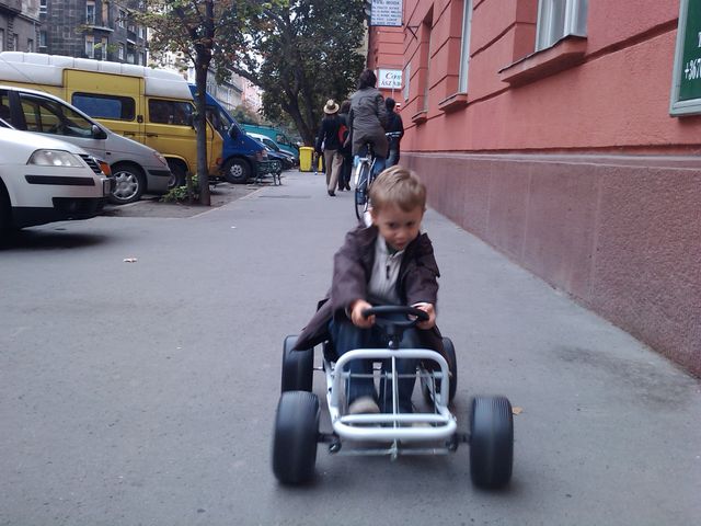 Gokártozik
